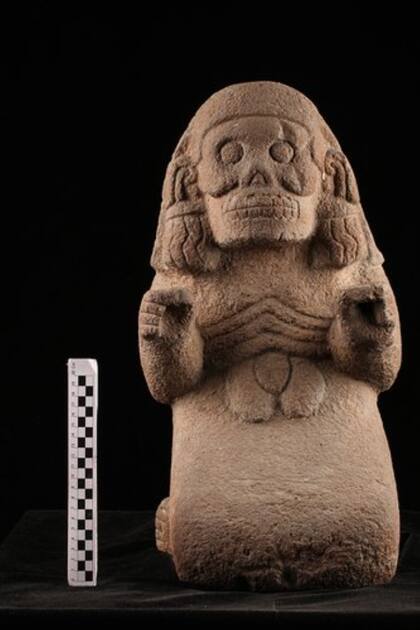 Escultura mexica de Mictecacíhuatl, diosa de la muerte (Mediateca INAH)