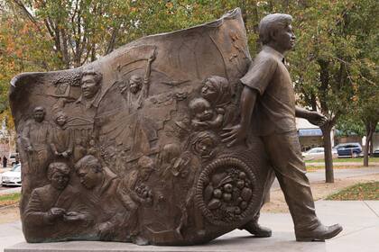 Escultura situada en la plaza César Chávez del centro de Sacramento, California