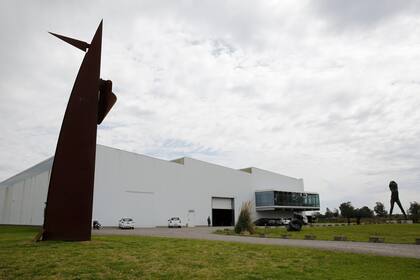 El galpón de Ezeiza donde trabajan tisi y su equipo, custodiado por una escultura de Bastón Díaz