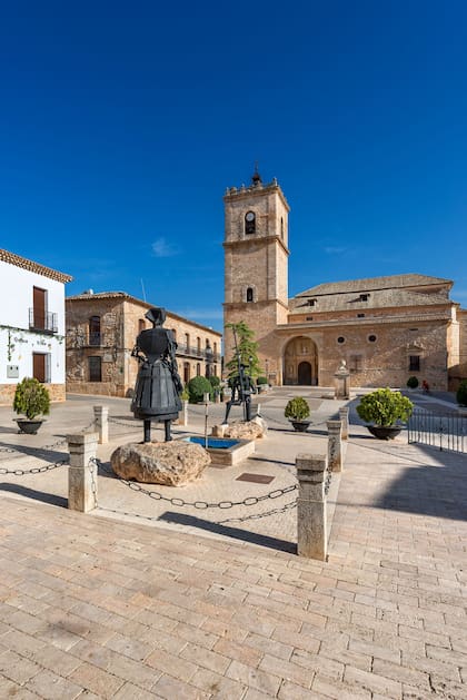 Esculturas cervantinas en la plaza de El Toboso.