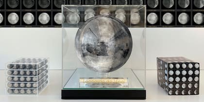 Esculturas de la Luna de Jeff Koons enviadas al satélite terrestre
