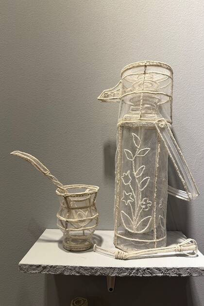 Esculturas de tul, bordado y ballenitas, del rosarino Maximiliano Venturini en la Feria a.362 de Resistencia, Chaco