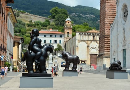 Esculturas del artista colombiano se exhiben en una plaza de Pietrasanta en Toscana, antes de la inauguración de una exposición el 6 de julio de 2012.