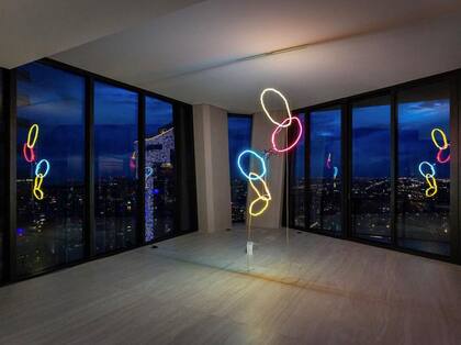 Esculturas lumínicas de Martín Touzón, uno de los artistas que acaba de participar de la Semana del Arte; en diciembre, Redrado presentará una en The Arsenale