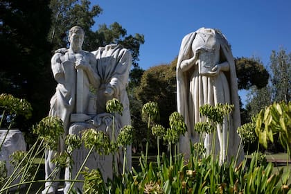 Los derechos del trabajador y la razón de mi vida, dos de las esculturas sobrevivientes del Monumento al Descamisado están en el Museo "17 de octubre"