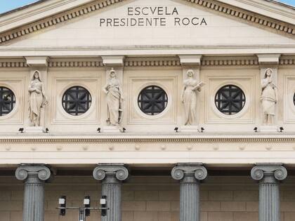 Esculturas sobre las columnas jónicas de la fachada.