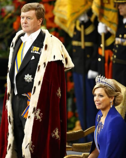 Ese día la reina Máxima lució un espectacular vestido azul con una capa del diseñador Jan Taminiau (Foto: Instagram @queen.maxima)