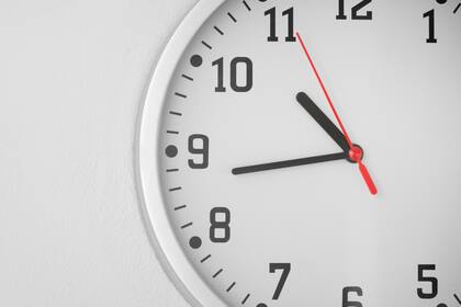 Ese día los relojes se atrasan una hora y comienza el horario estándar