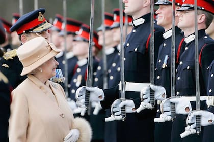 ¡ESE ES MI NIETO! En abril de 2006, Isabel II dice presente y con orgullo, en el desfile de promoción de su nieto, el príncipe Harry, en Sandhurst. Era la primera vez en 15 años que la Reina asistía al Sovereign’s Parade, en la Universidad de Surrey.