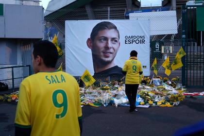 Ese fue el homenaje en 2019 de los hinchas del club francés Nantes por la muerte del futbolista argentino Emiliano Sala (AP Photo/Thibault Camus)