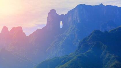 Ese hueco en la montaña es el portal al cielo.
