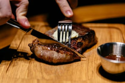 Ese marmoleado se derrite durante la cocción, bañando la carne y creando una textura cremosa y un sabor profundo