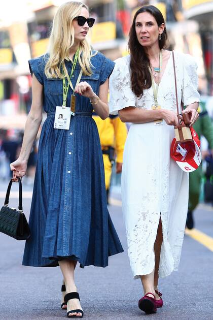 Ese mismo día, Beatrice Borromeo llevó un vestido camisero de Dior en denim que acompañó con cartera, sandalias y gafas de la misma firma. Tatiana Santo Domingo lució un diseño de Sea New York con detalles de encaje, lentes L.G.R y bolso de rafia y cuero by Hunting Season.