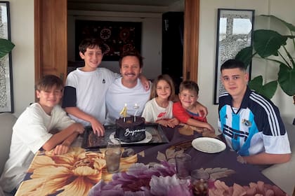 Ese mismo día, el
29 de noviembre a la mañana, el
actor desayunó con sus herederos
en su casa, donde sopló las velitas