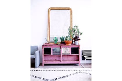 Ése mueble viejo que parece no decir nada puede transformarse en el punto focal del living si te animás a pintarlo de un color vivo y audaz