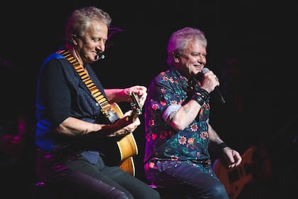 "Ese tema fue pasado en la radio 15 millones de veces", dice sobre "All Out of Love"