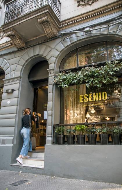 Esenio y su fachada NY style.