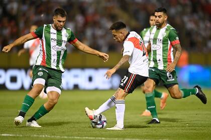 Esequiel Barco en una extraña movimiento entre defensores de Laferrère; luego, el nuevo mediocampista de River hará un preciso pase a Julián Álvarez para el 2-0 parcial de River por la Copa Argentina en Salta.