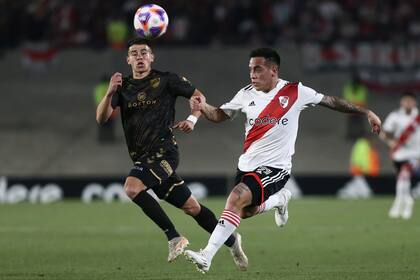 Esequiel Barco intenta escapar de la marca de Villalba