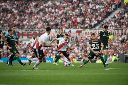 Esequiel Barco maniobra en el rato que se llegó a jugar de River vs. Defensa y Justicia, partido que se reanudará este sábado, por la Liga Profesional.