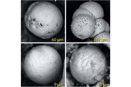 Esférulas hechas de arena derretida (arriba a la izquierda), yeso de palacio (arriba a la derecha) y metal derretido (dos de abajo)