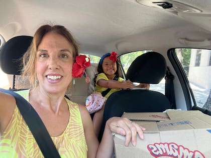 Esmeralda colabora con su mamá en la tarea solidaria