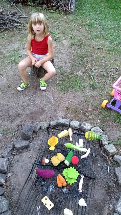 Esmeralda, su hija de 6 años, con quien sale a recolectar hierbas y frutos típicos del bosque de Pinamar. 