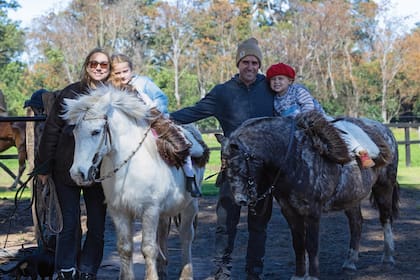 Esmeralda Ulloa, hija de los dueños de casa, junto a sus hijos, Casilda (5) y Atilio (3) y su marido, el polista Francisco Elizalde. Este año Francisco jugará el Abierto Argentino con su cuñado, Hilario Ulloa, defendiendo los colores de Irenita-La Hache, junto a Pablo Mac Donough y Ignatius Du Plessis