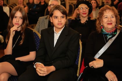 Esmeralda y Lorenzo Pettinato, los hijos de Karina El Azem y de Roberto Pettinato, sentados en primera fila