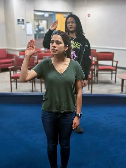 Esmita Spudes Bidari, una inmigrante de Nepal, levantó la mano derecha y prestó juramento para unirse a las Reservas del Ejército de Estados Unidos
