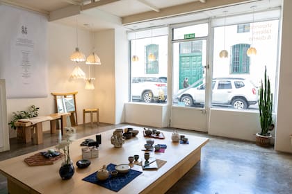 Esos contrastes que solo se pueden dar en un paseo por San Telmo. Diseño japonés con vista a la Casa del Virrey Liniers