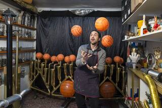 De Les Luthiers a Los Decadentes, quién es el creador de los instrumentos raros