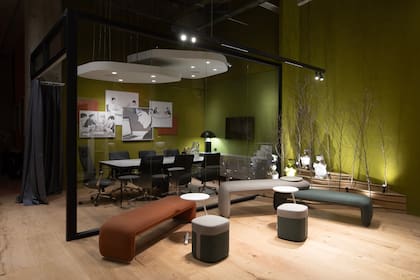 Espacio 15, "Coworking" de Diana Gradel. La diversidad de equipamiento y diferentes tipos de arte y gráficas (cómics, plástica en el concepto lumínico, arte-textil y escultórico) enriquecen la experiencia del recorrido.