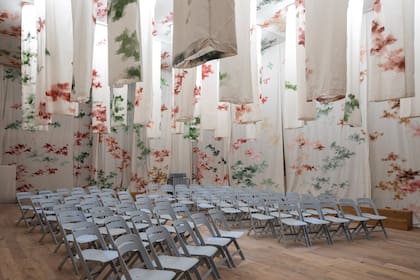 Espacio 16, "Auditorio", de Guadalupe Diez. "Debía ser maximalista, así que decidí cubrirlo por completo con 900m2 de telas intervenidas y poblarlo con un 'ejército de lámparas'".