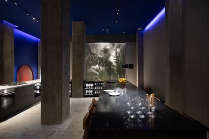 Espacio 23, la "Cocina de encuentro" de María Beatriz González Zuelgaray y Bea Palacio. El sector azul monocromático funciona como refugio de calma y relax, pensado para combinar la energía social de la cocina con un espacio descontracturado.