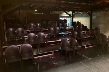 La disposición de la platea de Espacio Callejón en tiempos pandémicos. Allí, las obras El escritor fracasado, con Diego Velázquez; como El corazón del mundo, con Lautaro Delgado Tymruk, William Prociuk, Ezequiel Rodríguez, están logrando una muy buena recepción por parte del público