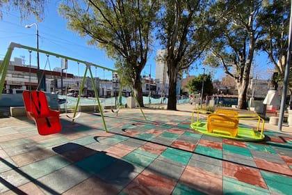 Espacio adaptado para personas con trastorno del espectro autista en la plaza Daniel Moreno, Caseros