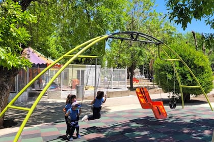 Espacio adaptado para personas con trastorno del espectro autista en la plaza Daniel Moreno, Caseros