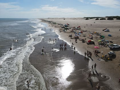 Espacio de sobra para desplegar sillas y sombrillas, una particularidad de esta playa.