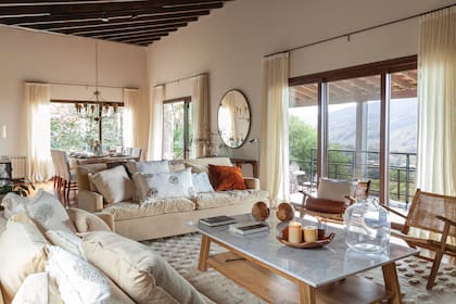 Espacio integrado y en conexión con un amplísimo balcón-terraza. Cortinas hechas con organza de lino de La Compañía.