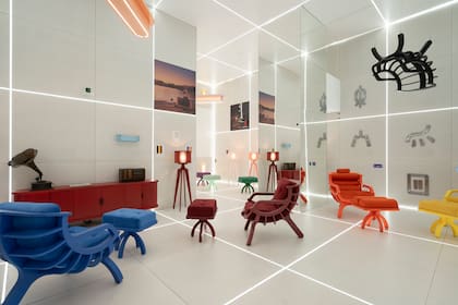 "Espacio para un musico", de Darío Castellino y Mariano Gómez Luque. Una grilla blanca transforma el interior en un fondo abstracto sobre el que se recorta un conjunto de muebles en doble condición: uso y exhibición.