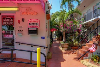 Espacios como Richard’s Motel reflejan esa mezcla cultural