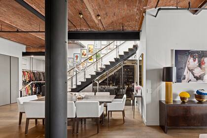 Espacios de almacenamiento debajo de las escaleras y en la entrada al departamento caracterizan las comodidades del lugar