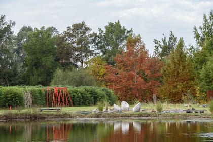 Espacios de contemplación y descanso, ubicados a lo largo de Laberinto pampa, ubicado en San Antonio de Areco. El laberinto se materializó de a poco, estaca tras estaca.