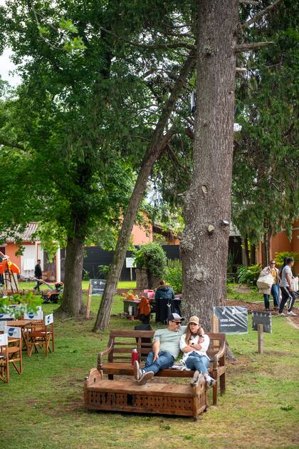 Espacios de descanso ambientados con muebles de Desde Asia bajo la añosa arboleda del lugar.
