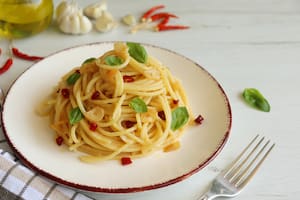 Espaguetti con ajo, aceite, ají y piñones