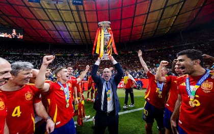 España, campeona de la Eurocopa 2024: un eufórico Luis De la Fuente con el preciado trofeo del Viejo Continente