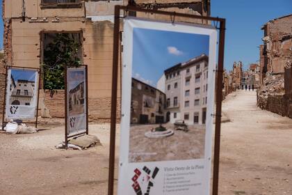 Fotografías que muestran el antes y el después de la guerra. Tras su victoria definitiva, el dictador Francisco Franco (1939-1975) decidió preservar las ruinas con fines propagandísticos, y construyó un pueblo nuevo al lado, al que se trasladaron los vecinos.