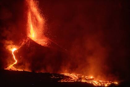 España, La Palma: La lava fluye del volcán de La Palma, que se activó hace casi una semana por primera vez en 50 años