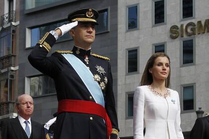 Felipe VI juró como nuevo rey de España en una ceremonia austera; a su lado, Letizia